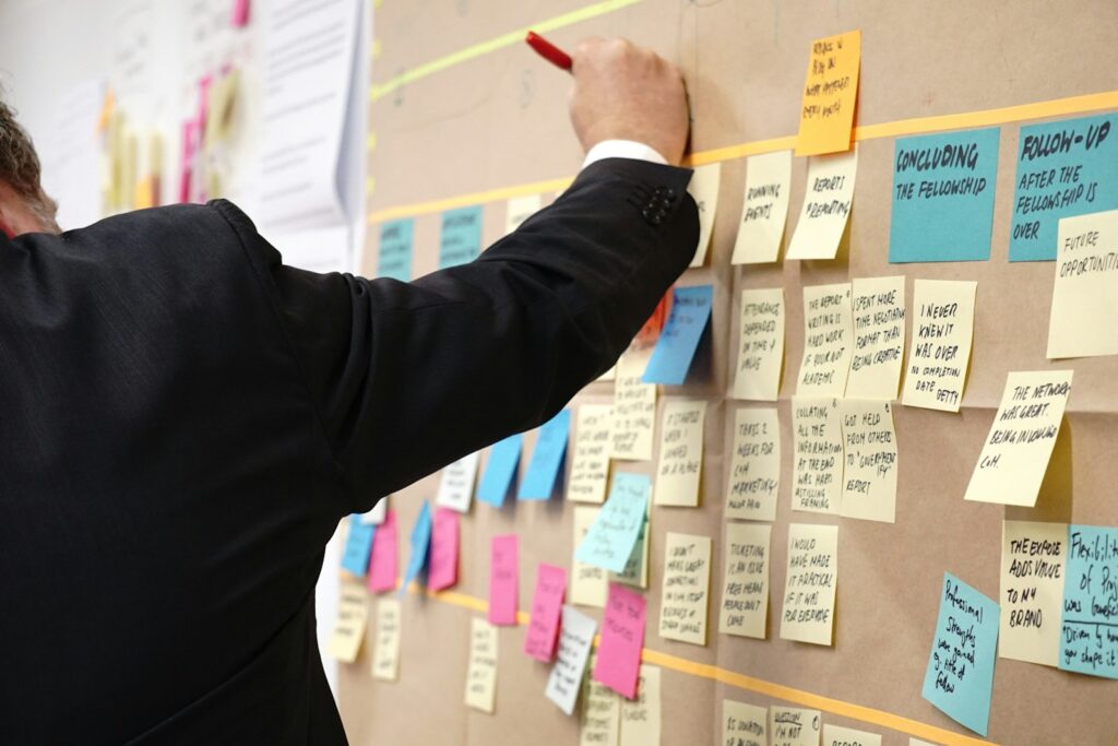 Bunte Haftnotizen an einer Pinnwand als Aufgabenplan für einen ERP-Wechsel