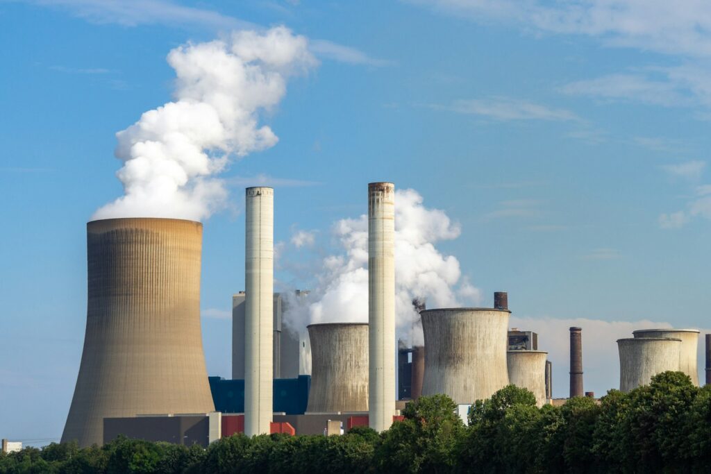 Industrieschornsteine vor dem Himmel – der CO2-Preis verteuert fossile Emissionen