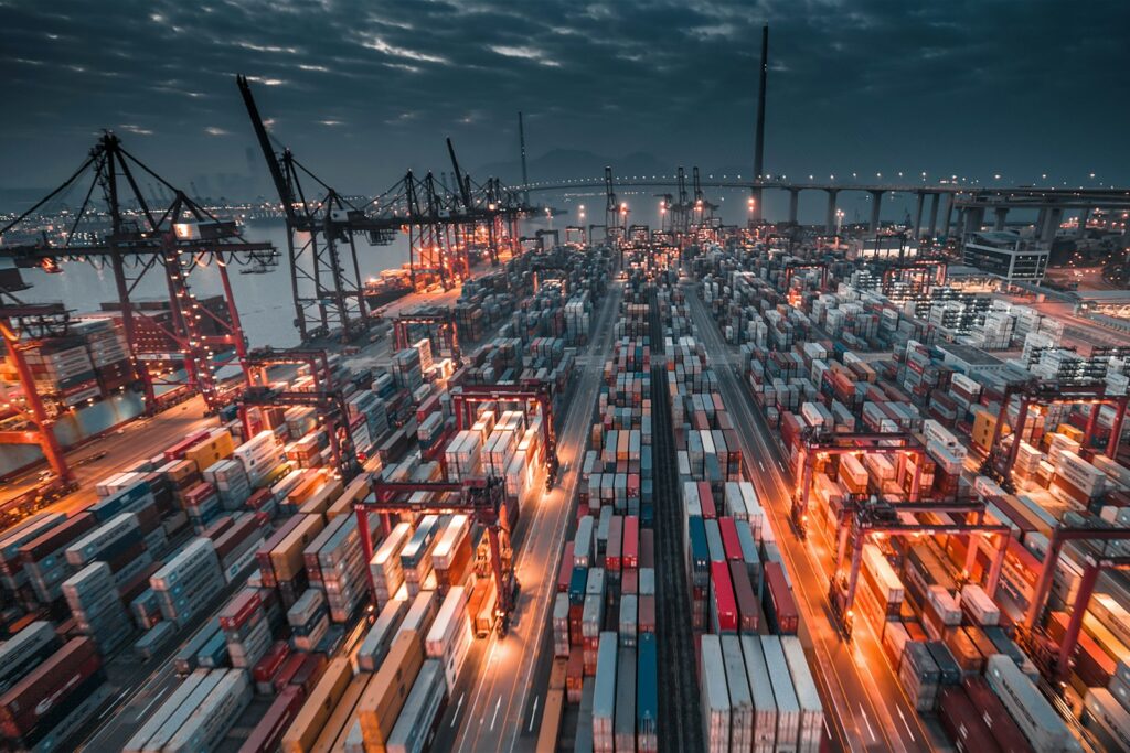 Containerhafen mit Kränen als Sinnbild für Lieferketten, die über Datenräume vernetzt werden