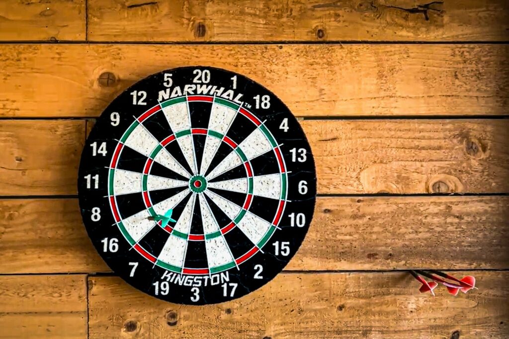 Dartpfeil in der Mitte einer Dartscheibe als Symbol für klare Ziele mit der OKR-Methode