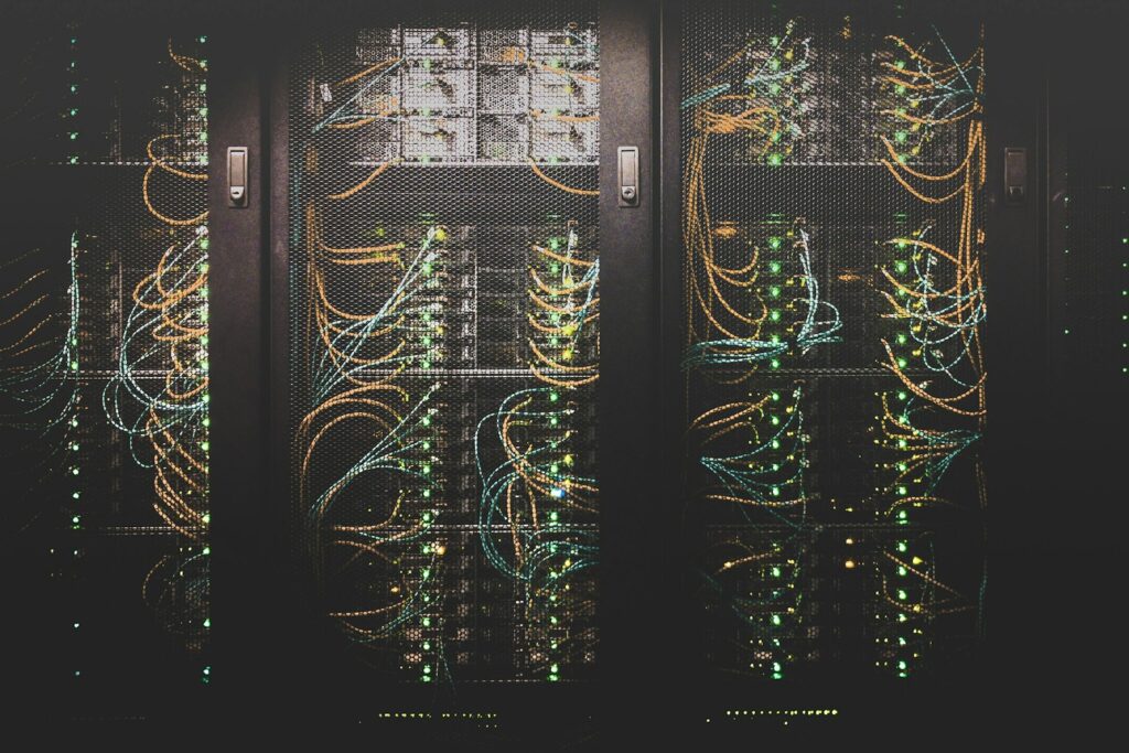 Netzwerkkabel und Serverschränke in einem Rechenzentrum als technische Basis für Datenräume