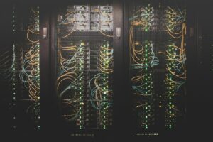 Netzwerkkabel und Serverschränke in einem Rechenzentrum als technische Basis für Datenräume