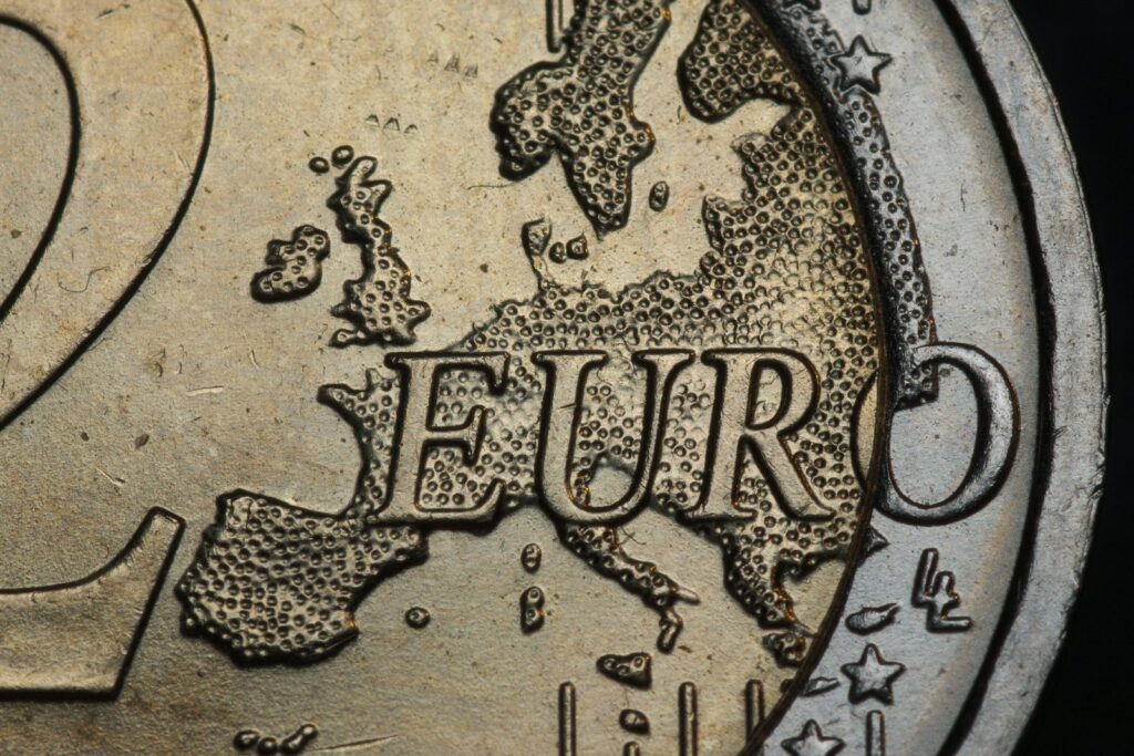 Nahaufnahme einer 2-Euro-Münze als Sinnbild für Dividendenpolitik und Gewinnausschüttung
