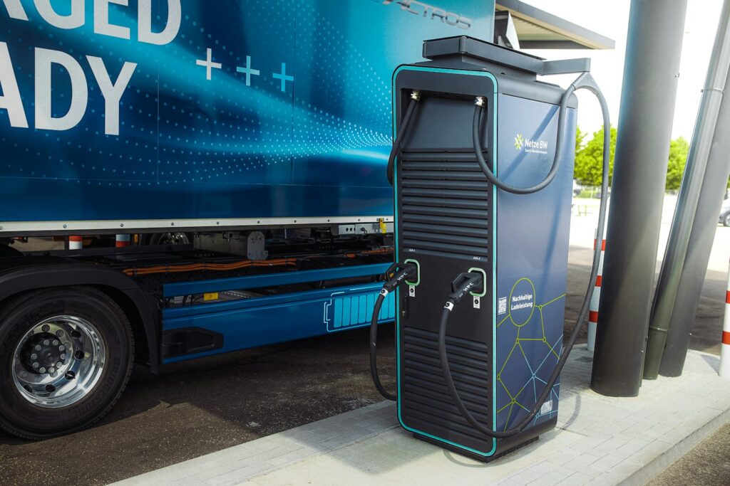 E-Lkw an einer Ladestation beim Aufladen der Batterie