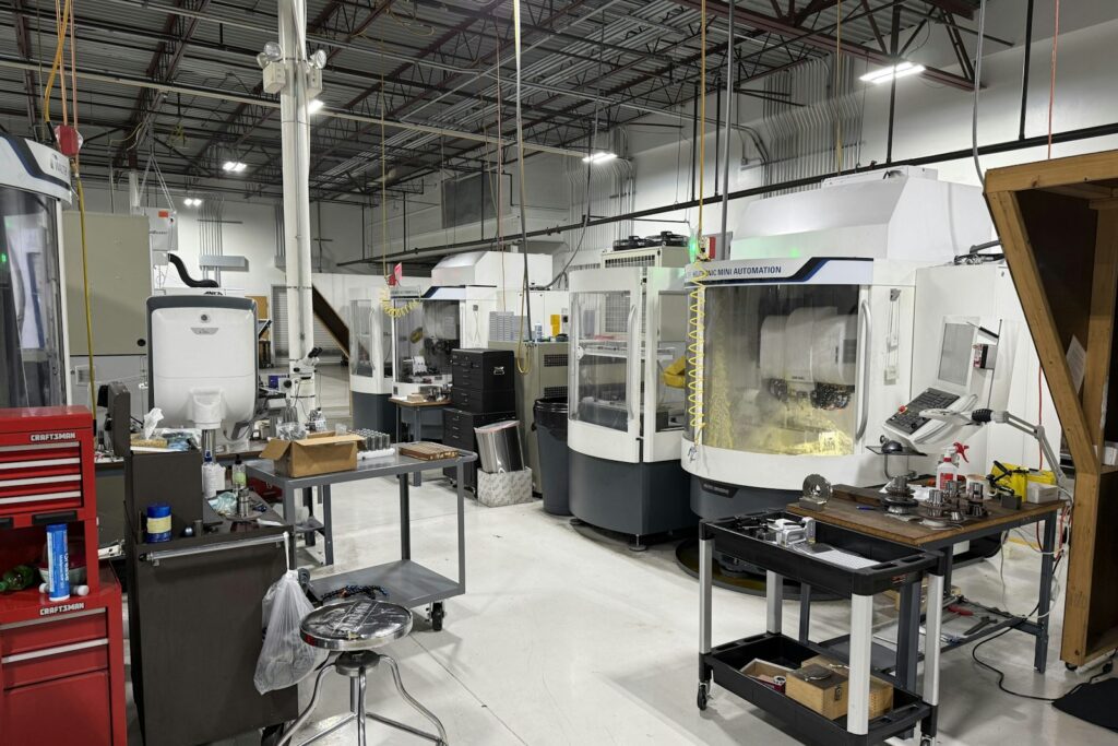 Fachkräftemangel in der Fertigung: CNC-Maschinen in einer hellen Produktionshalle