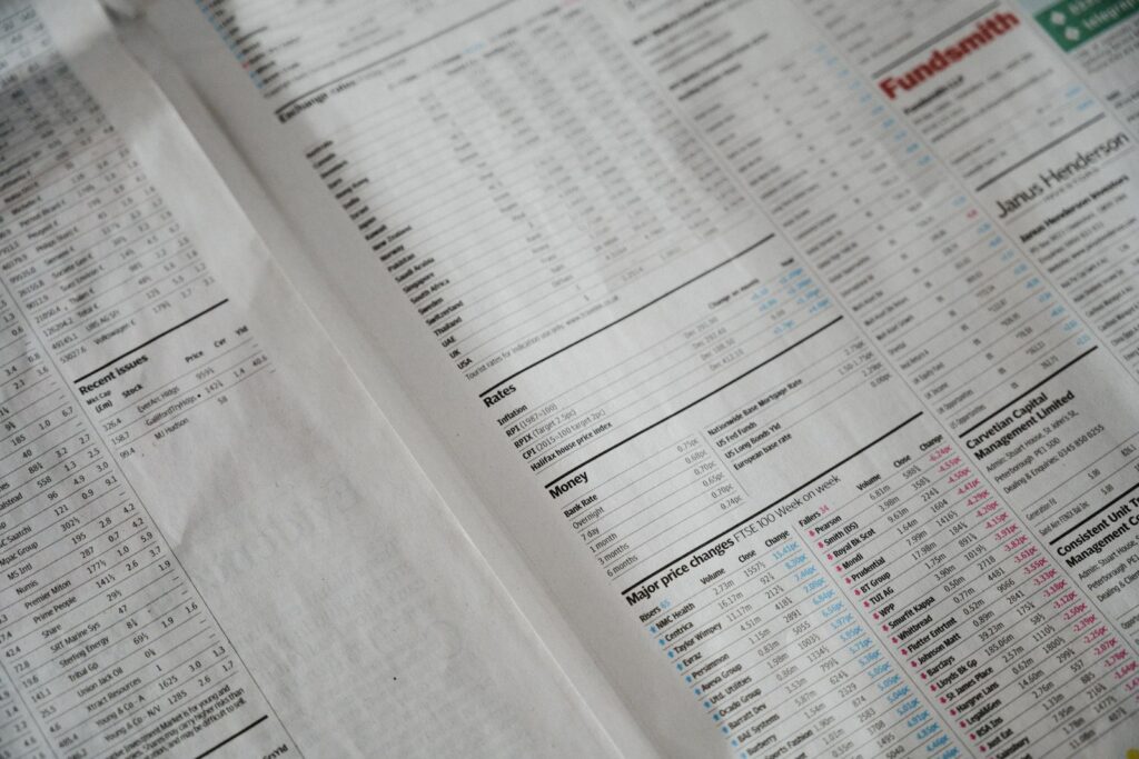 Finanzteil einer Zeitung mit Kurszahlen – Mittelstandsanleihen werden nach der Emission an der Börse gehandelt