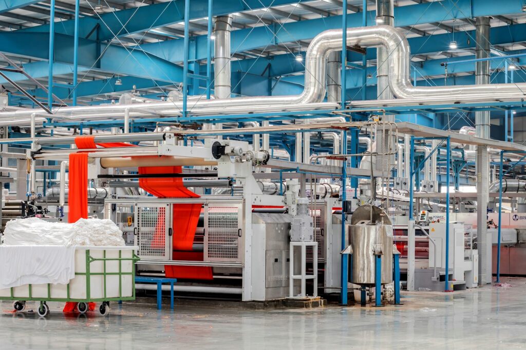Industrielle Produktionsanlage mit Maschinen und Rohrleitungen – hier entstehen hohe Energiekosten Industrie