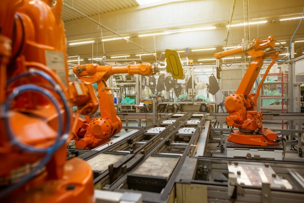 Industrieroboter in einer Fertigungslinie der Automobilindustrie, deren Daten über Datenräume geteilt werden können
