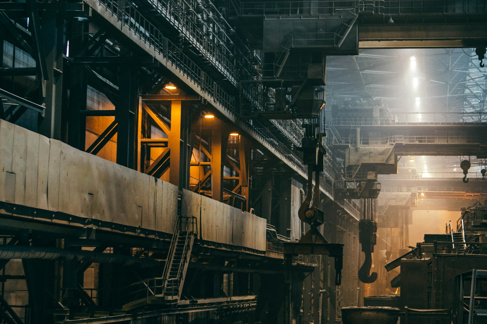 Investitionen im Mittelstand: Blick in eine große Industriehalle mit Produktionsanlagen