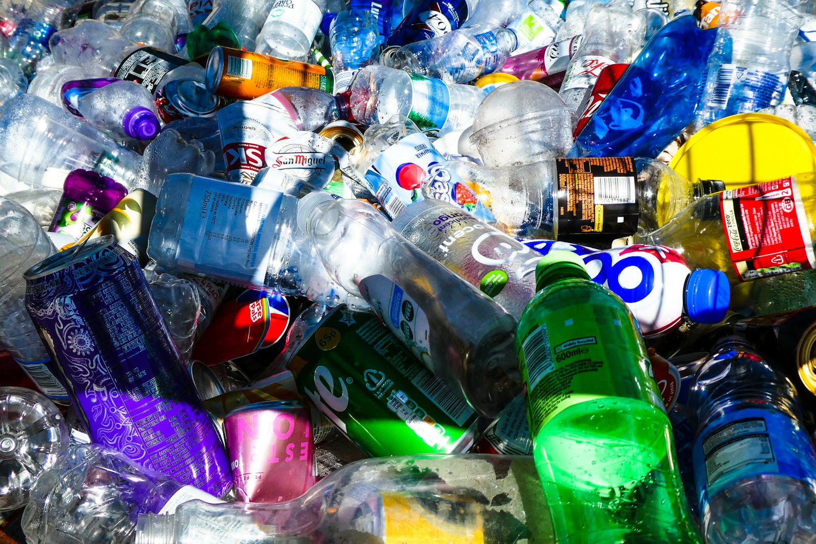 Gesammelte Plastikflaschen und Getränkedosen für das Recycling als Symbol für Kreislaufwirtschaft