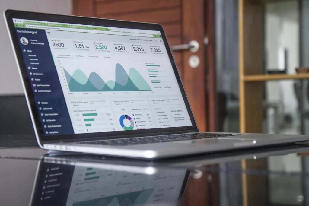 Laptop mit Finanzkennzahlen und Diagrammen als Grundlage der Liquiditätsplanung
