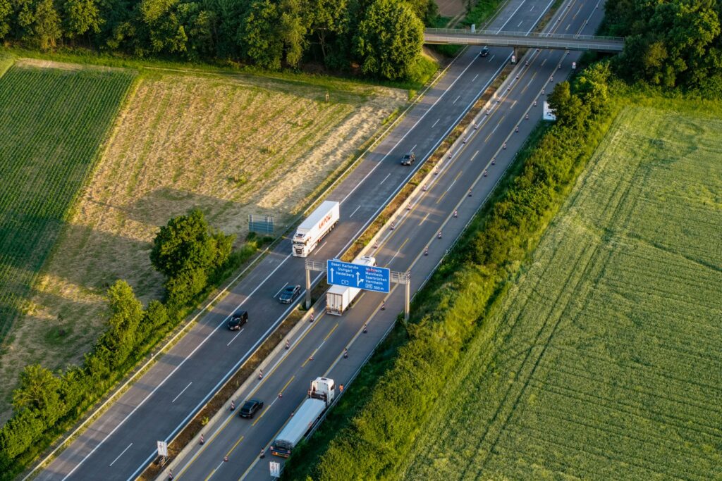 Luftaufnahme einer Autobahn mit Lkw-Verkehr – Einsatzgebiet für den E-Lkw im Fernverkehr