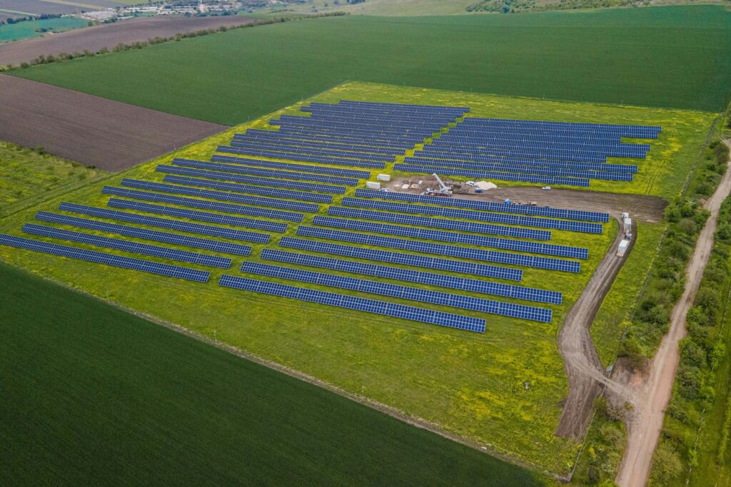 Luftaufnahme eines Solarparks zwischen Feldern – typisches Projekt für Green Bonds