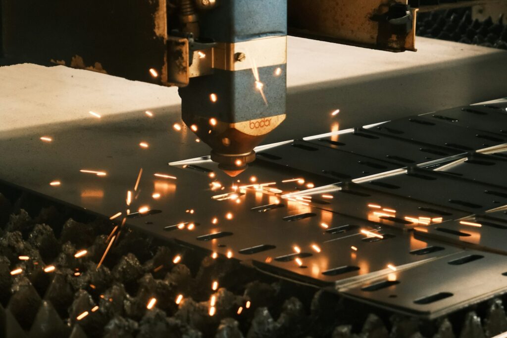 Maschine schneidet Metall unter Funkenflug als Beispiel für kreditfinanzierte Investitionen in der Industrie