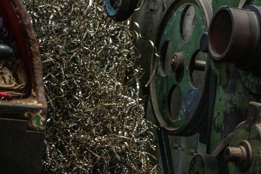 Metallspäne neben einer Industriemaschine als Wertstoff für die Kreislaufwirtschaft