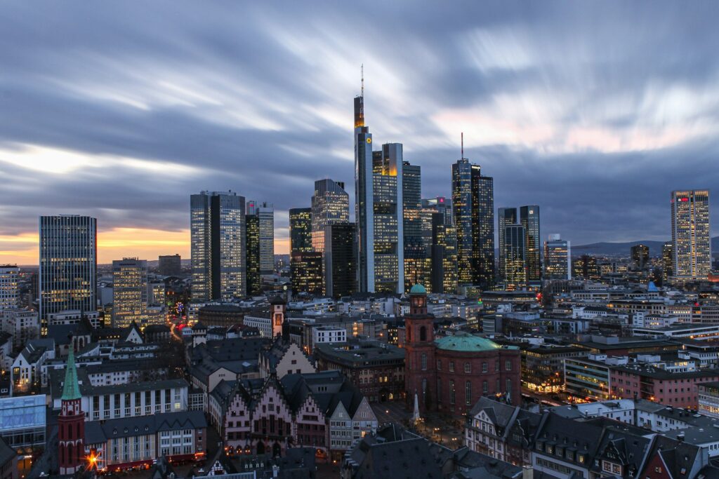 Frankfurter Bankenskyline unter Wolkenhimmel als Symbol für den Kapitalmarkt und Mittelstandsanleihen