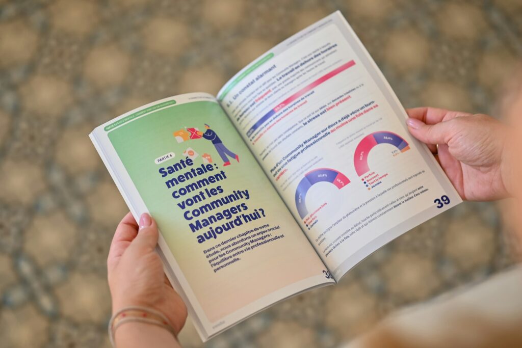 Person hält einen aufgeschlagenen Nachhaltigkeitsbericht mit Text und Diagrammen in den Händen