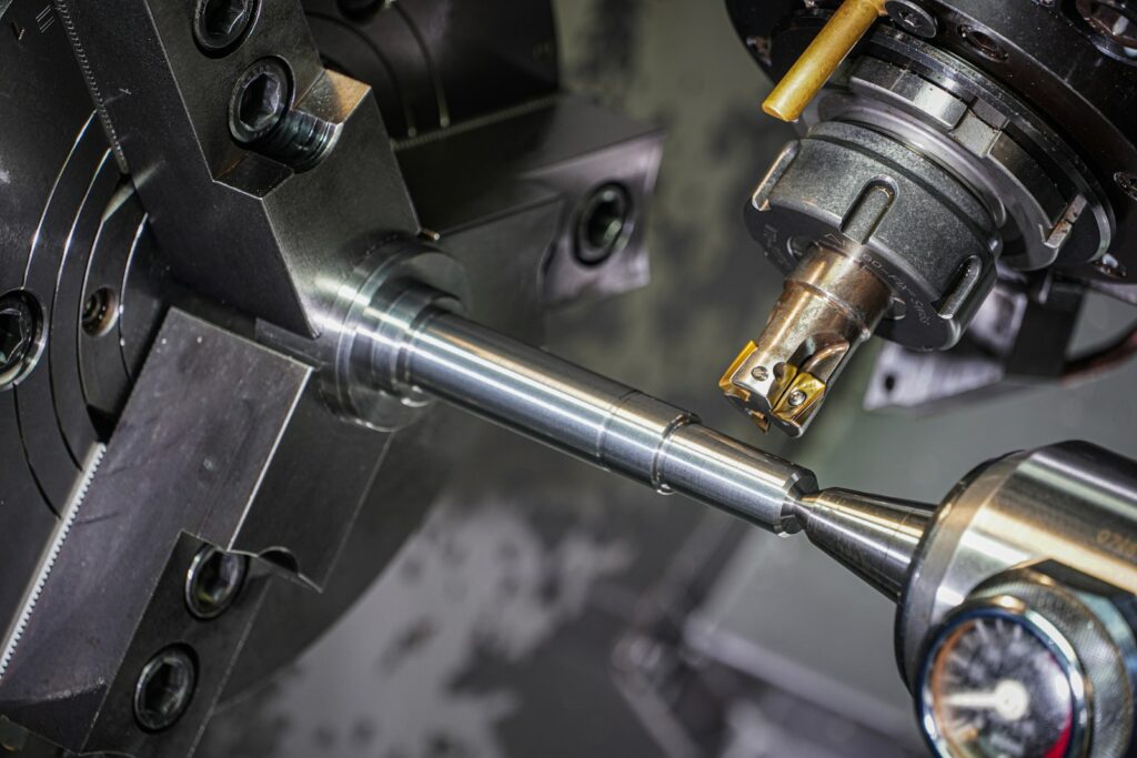 Nearshoring in der Fertigung: Metallwelle wird in einer Drehmaschine bearbeitet
