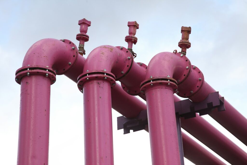 Oberirdische Rohrleitungen in Berlin als Sinnbild für Infrastruktur und Energiekosten