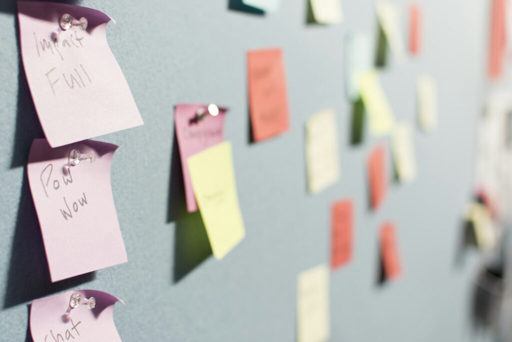 Bunte Haftnotizen an einer Planungswand als Sinnbild für die Zielplanung mit der OKR-Methode