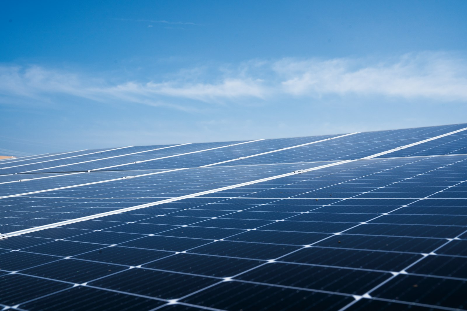 Photovoltaikmodule auf einem Dach – Photovoltaik für Unternehmen senkt die Stromkosten