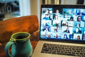 Laptop mit Videokonferenz mehrerer Teilnehmender als typische Situation im Remote Leadership