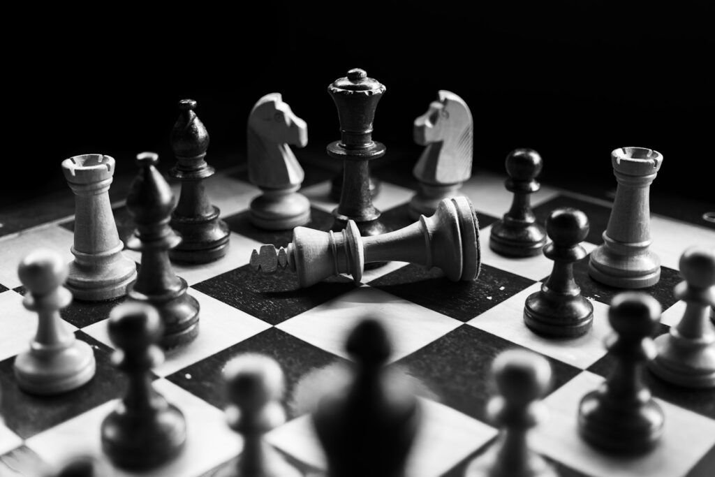 Schachfiguren auf einem Spielbrett als Symbol für strategisches Denken in der Strategieklausur