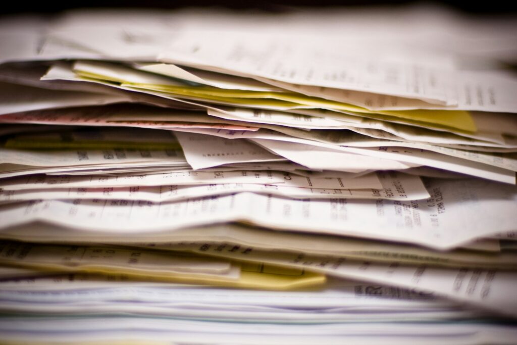Stapel aus Papierbelegen und Rechnungen, die durch die E-Rechnung abgelöst werden
