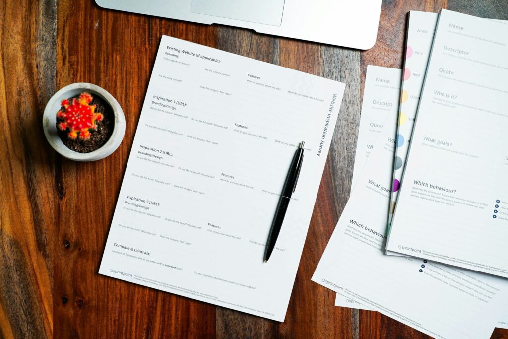 Unterlagen und Stift auf einem Holztisch für die Verhandlung eines Kaufvertrags
