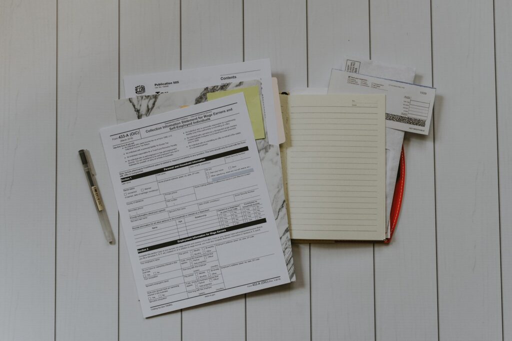 Unternehmenskauf vorbereiten: Stapel mit Geschäftsunterlagen für die Due Diligence