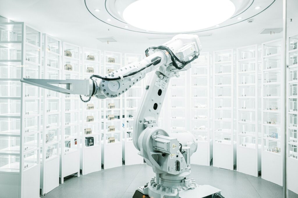 Weißer Industrieroboterarm als Beispiel für Investitionen im Mittelstand in Automatisierung
