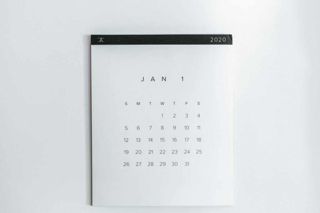 Weißer Wandkalender als Sinnbild für Planung und Präsenzzeiten beim Führen in Teilzeit