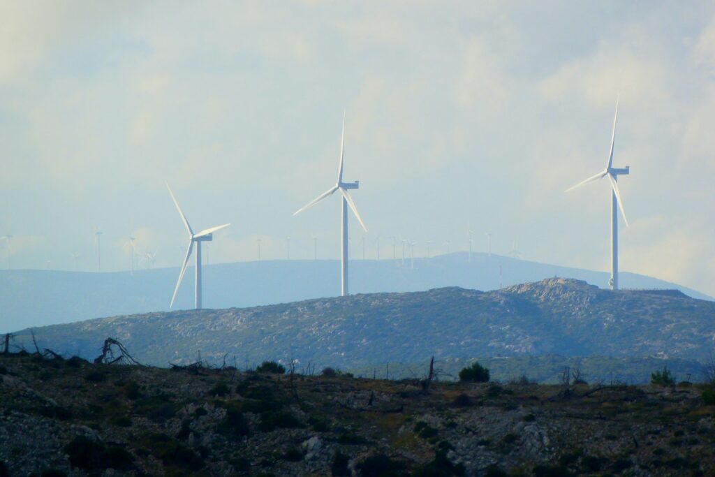 Windpark auf grünen Hügeln als Symbol für Klimadaten im Nachhaltigkeitsbericht